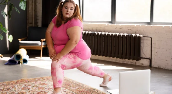 Full shot woman exercising at gym-how much body fat can you lose in a month